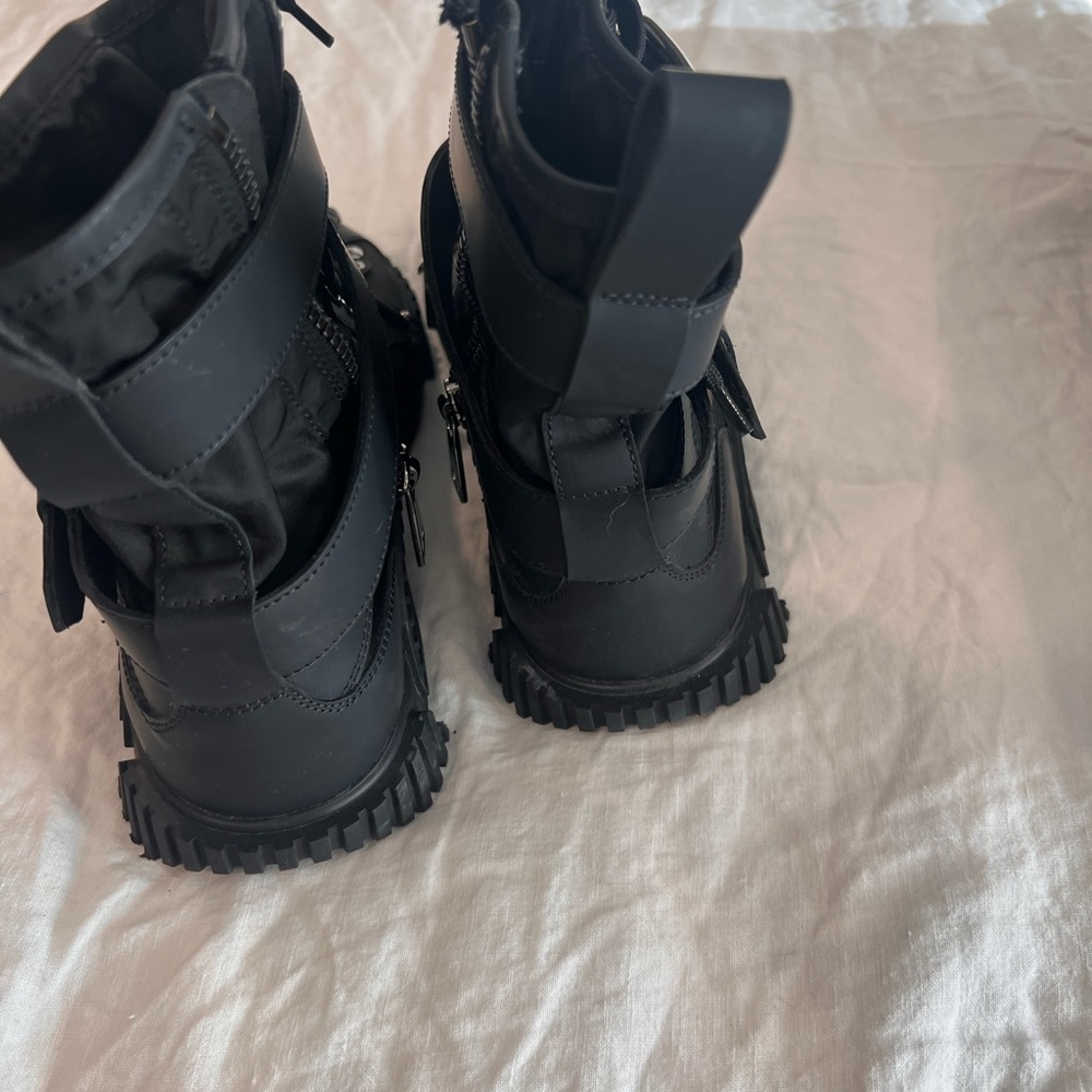 Gently worn black color Dolce&Gabbana boots size 38,5 - Picture 3 of 6